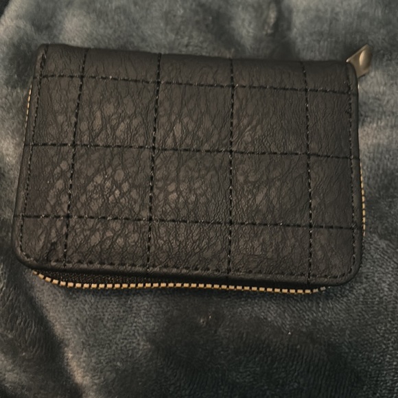 Quilted Detail Card Holder - Picture 5 of 7